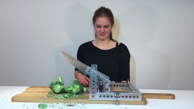 調理道具というより武器。食材をいい加減に切ってくれる、自作の全自動カットマシーン