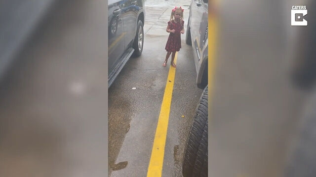 小さな水たまりが渡れない妹ちゃんを助けてあげるお兄ちゃんの愛