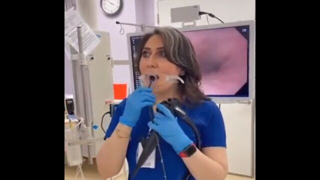 セルフ胃カメラでデモンストレーションする消化器内科の先生