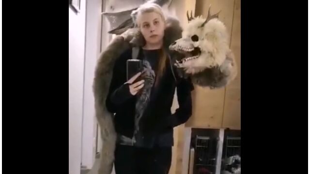 異形のモンスターを肩に乗せるタイプのコスプレ