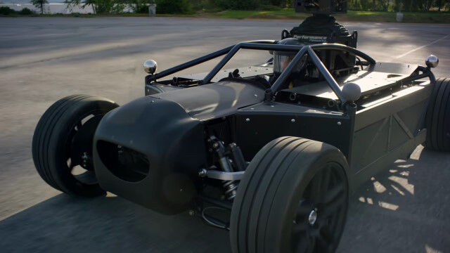 あらゆる車に化ける素体。CGの皮をまとう撮影用特殊車両「ブラックバード」