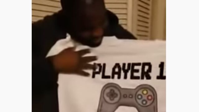 プレゼントは「プレイヤー1」と書かれたTシャツと……!? 男性が思わず涙した、奥さんからのサプライズプレゼント