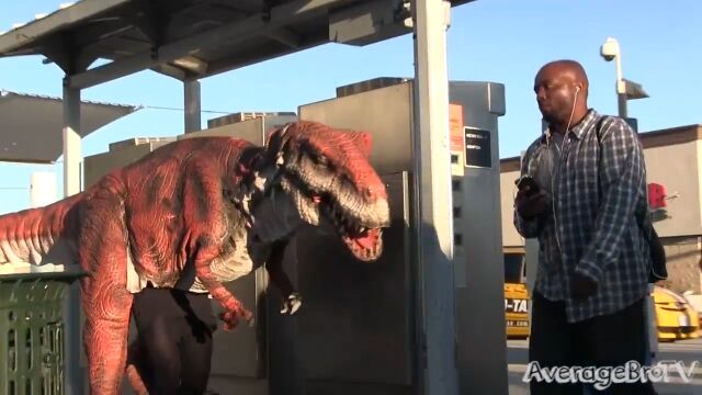 アメリカで最も犯罪率の高い都市、コンプトンを恐竜が襲うドッキリ映像