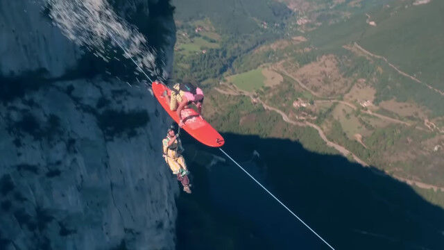 筋斗雲に乗ってる気分!綱渡りのライン上をサーフボードで高速滑走するベースジャンプ映像がすごい