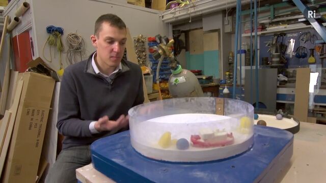砂が水のような性質に変化!砂の下から空気を送り込む実験が面白い