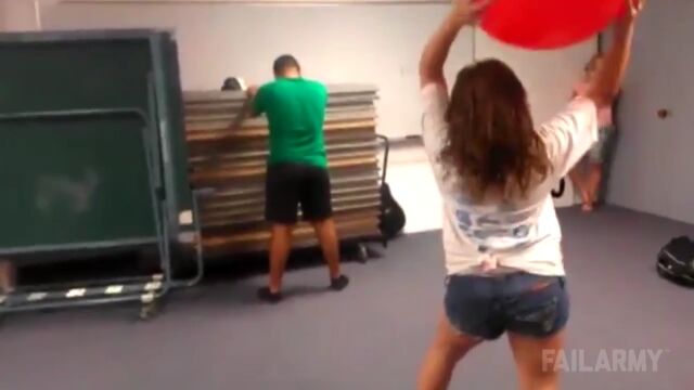 悪の報いは針の先。悪いことをした直後に報いを受けた、インスタント・カルマ映像集