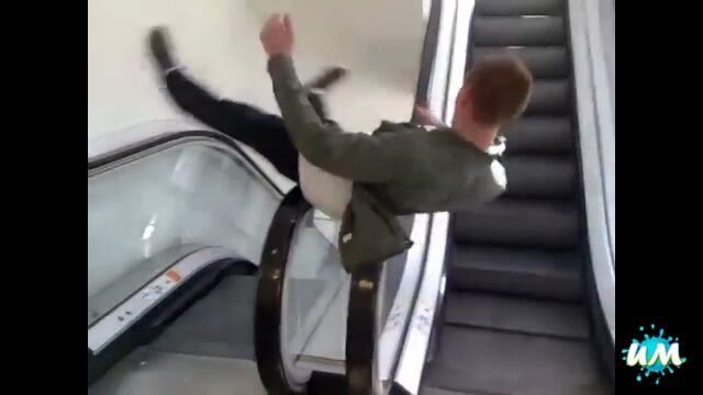 エスカレーターは正しく乗りましょう。じゃないとこうなる失敗映像集