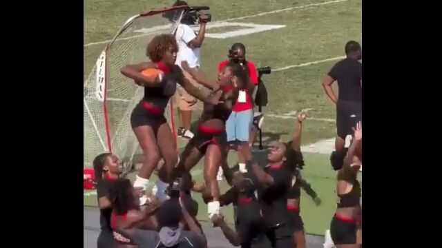 騎馬戦みたいに名場面を再現するみたいな、チアリーダーたちの名演