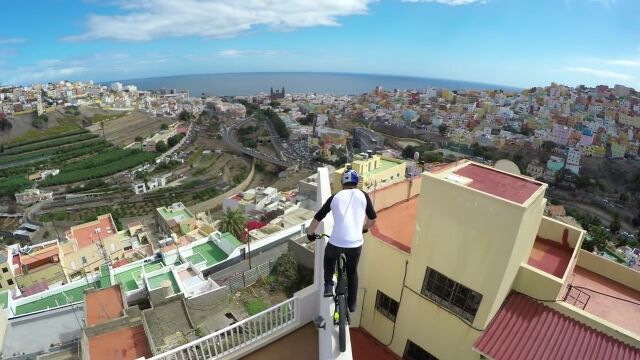 落ちたら死ねる。スペイン、グラン・カナリア島を飛び渡るDanny MacAskillのシティ・バイクトライアル映像