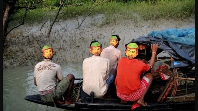 トラに襲われないように考案された、後頭部お面作戦。ちょっとだけ効果があった模様