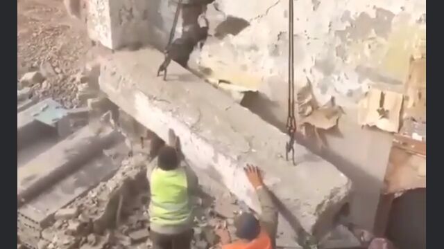 鉄球クレーンの代わりに、普通のクレーンを使った破城槌のような解体手法
