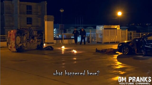 問答無用で撃たれてもおかしくない、ゾンビに扮して人々に襲いかかるホラードッキリ映像