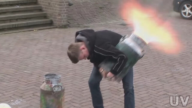 アセチレンガス爆発でボールを吹っ飛ばす、オランダやベルギーの伝統的な遊び「カーバイド撃ち」