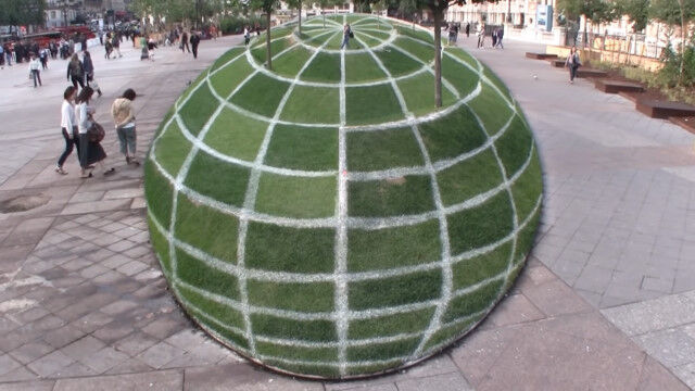 球体じゃないのに球体に見える錯視アートな庭園