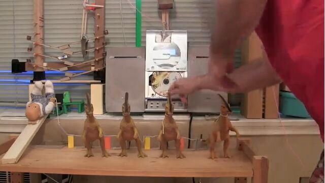 音楽を流すとドアが開く。1年を費やして作り上げたルーブ・ゴールドバーグ・マシン