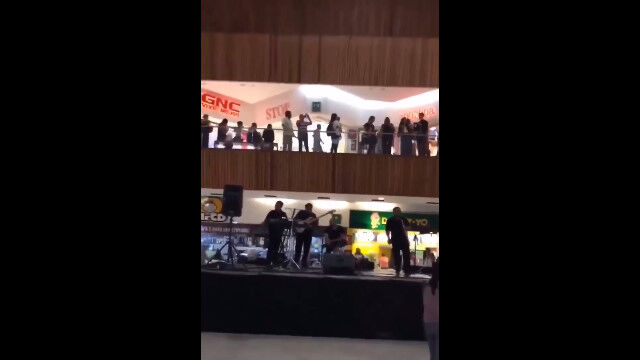 水浸しになったメキシコのショッピングモールで、この上なく状況ピッタリの曲が演奏される