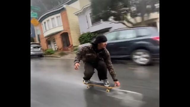 これは怖すぎる。雨の中、濡れた路面の下り坂をスケートボードで直滑降