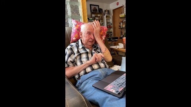最愛の妻を癌で失った98歳のお爺ちゃん、生きているかのように動く若き日の妻の映像に涙