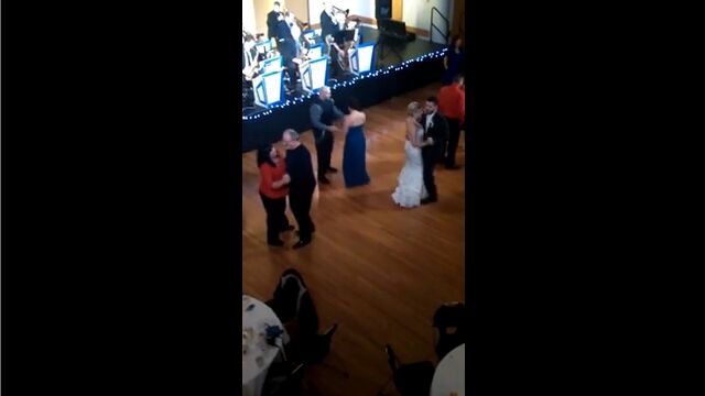 新郎新婦が踊る会場の片隅で、新たなダンスの開発に余念がない少年