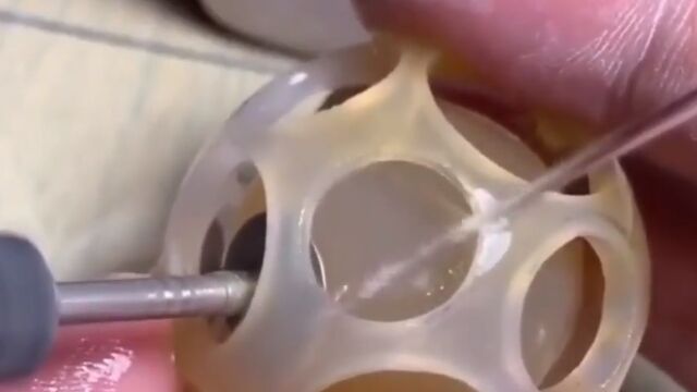 職人技すごい。ひとつの石から削り出した、入れ子構造な彫刻