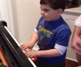 末恐ろしい才能!ピアノを弾く6歳児とギターを弾くパパ