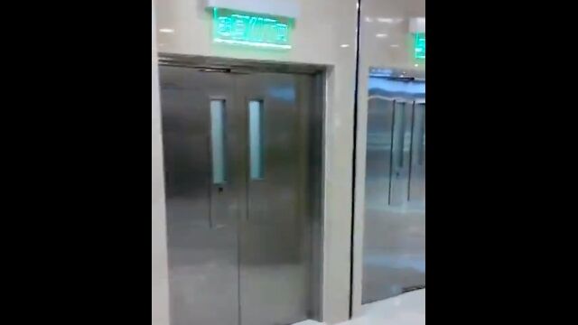 【中国】非常口から脱出したはずなのに、いつの間にか非常口から舞い戻っていた……