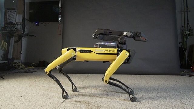 素晴らしいダンスを披露する、ボストン・ダイナミクス社の四足歩行ロボット