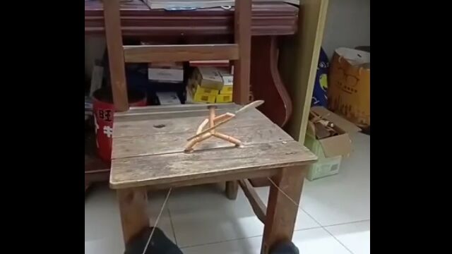 2本の紐だけでここまで多彩なポージングが取れるのが凄い、カンフー操り人形