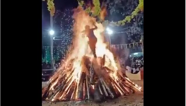 激しく燃え盛る炎の上を走り抜ける、インドの寺院で行われる儀式