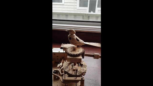 本物の鳥のように鳴いて動く、からくり仕掛けの木製小鳥のさえずり機械