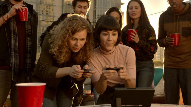 家でも外でも遊び方自在!任天堂の新ゲーム機「ニンテンドー・スイッチ」CM映像