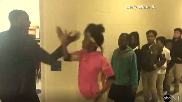 生徒それぞれみんな違う「ピシガシグッグッ」で挨拶する先生