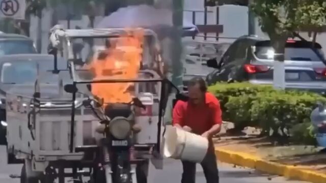 炎に向けて、ボトルからコーラを噴射するという消火方法は有効