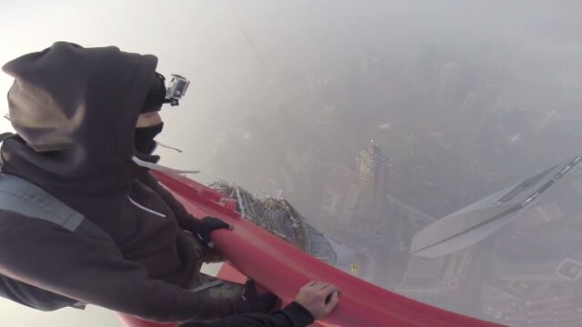 恐怖心マヒしすぎ。中国でもっとも高い上海タワーに無断で登る、2人のロシア人男性