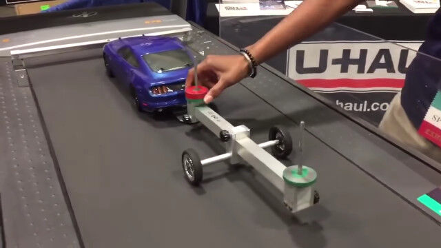 トレーラーで牽引する荷物の重心は非常に重要だということがよく理解できる映像