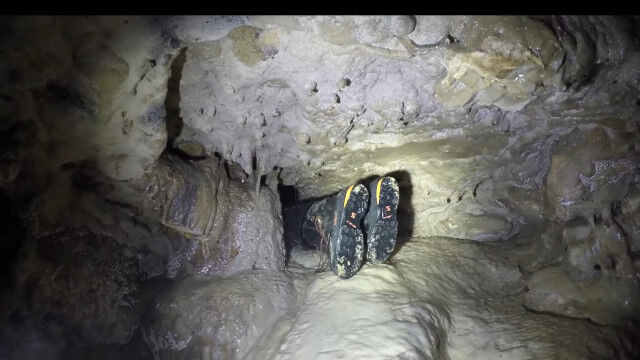 閉所恐怖症でなくとも恐ろしい、狭き道をどうにか進む洞窟探検の映像まとめ