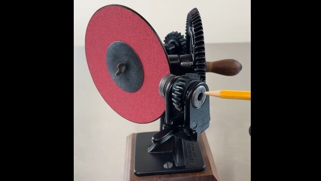 1886年に作られた鉛筆削り。ディスク状の紙やすりで削るタイプ