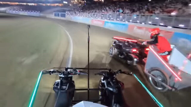 馬の代わりにバイクに引かせた戦車でレースする、モーターバイク・チャリオットレース