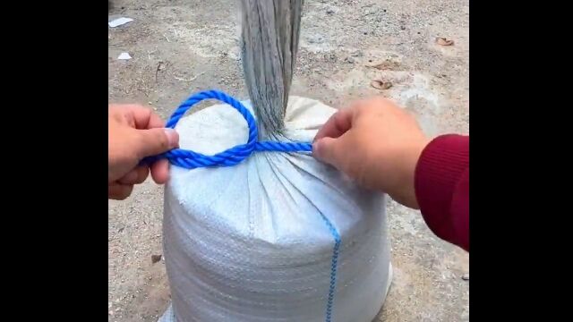 これは覚えておきたい。紐で袋の口をいい感じに閉じる、賢くてお手軽な方法