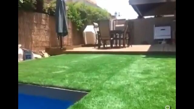 芝生がスライドしてプール出現。憧れの秘密の地下プールが素敵