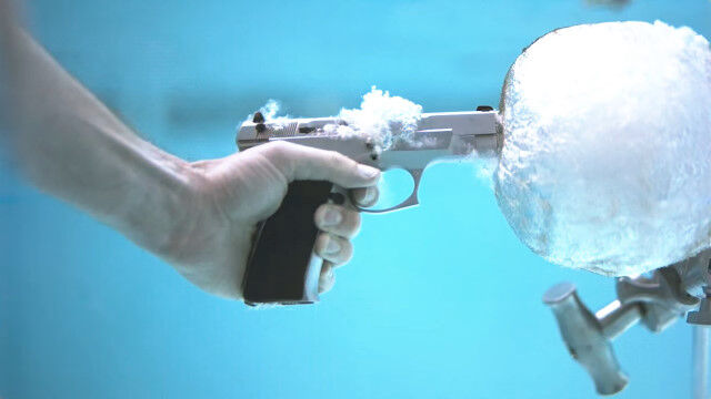 水中で銃を撃つとどうなるの?3種類の弾丸をプール内で撃ってみた超スローモーション