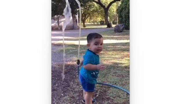 なぜか何者かから水をかけられる状況に、困惑気味な男の子