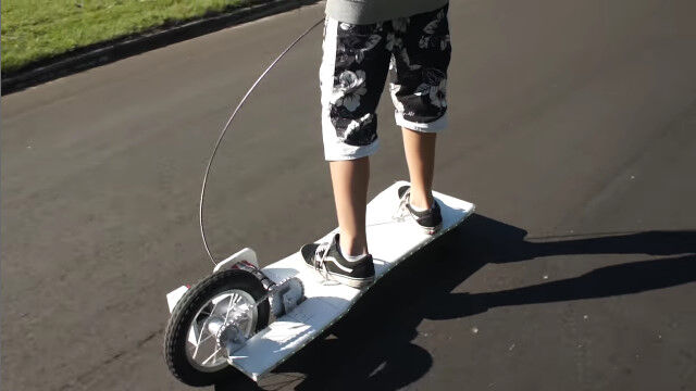 自転車のパーツを流用し、電動ドリルを動力に走る電動ロングボードの作り方