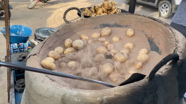 熱した砂でジャガイモをローストするインドのストリートフード