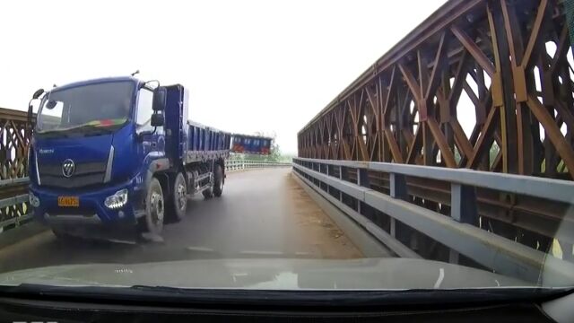 対向車トラックの後部扉が開いたまま接近。逃げるに逃げられぬ状況が怖い