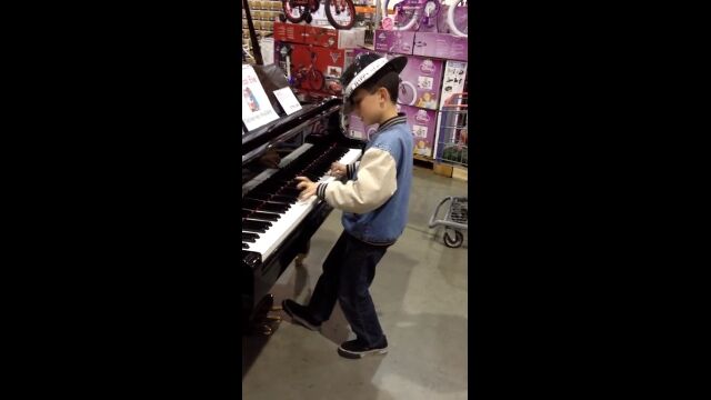 ピアノ売り場でピアノを演奏する少年が完全にプロ級で凄すぎる