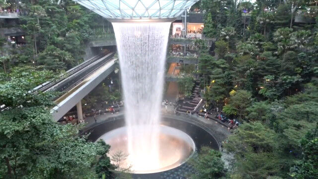 世界一の高さ。屋内に高さ40メートルの滝を擁する、シンガポールのジュエル・チャンギ・エアポート