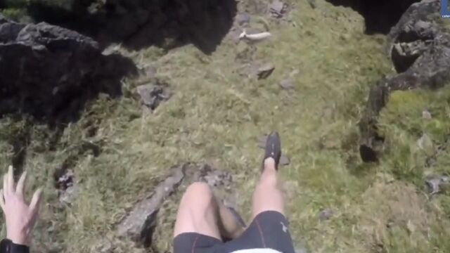 迷子の赤ちゃんヒツジを発見。崖の下まで迎えに行って、一緒に崖を登って家族のもとへ