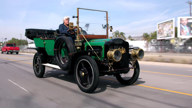 1909年製の蒸気自動車を始動させ、公道を走行。現代の車と並んで走る光景が凄い