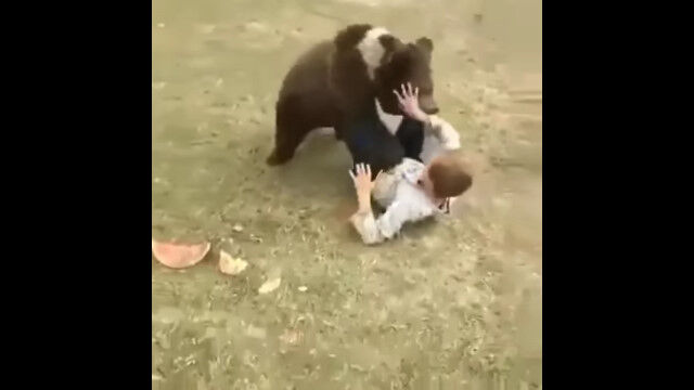 クマと戦うお姉さん。わりと本気な異種格闘戦が恐ろしい